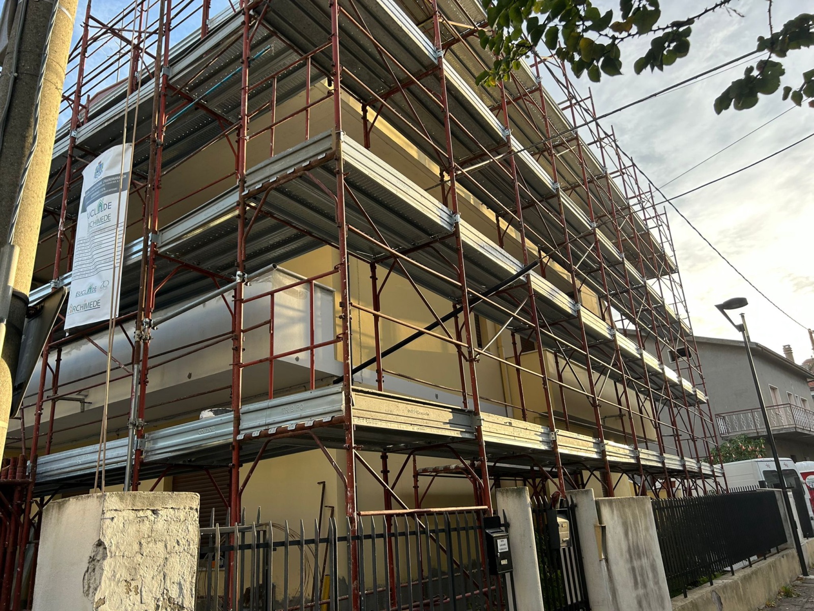 Ristrutturazione con adeguamento sismico ed energetico di una palazzina in via di Sotto