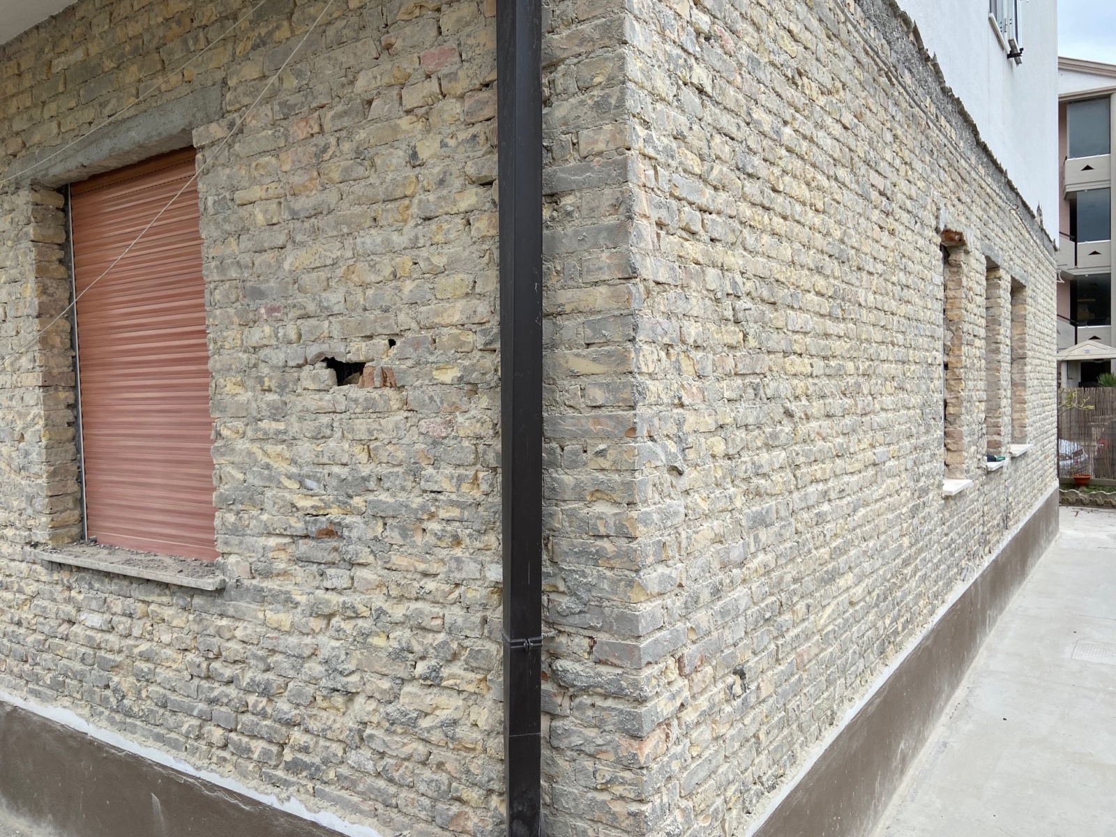 Ristrutturazione con adeguamento energetico e sismico di un condominio in via Tirino