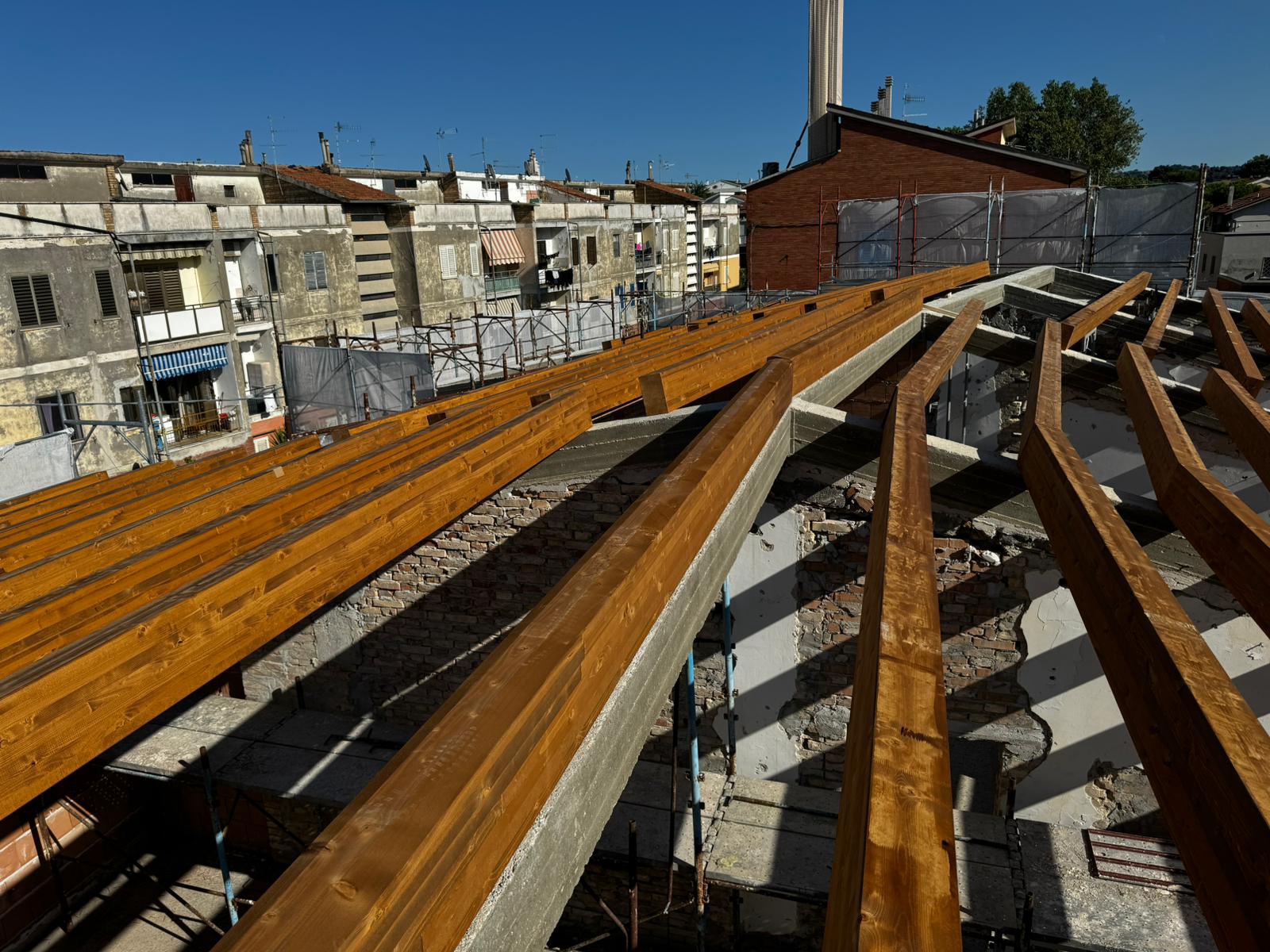 Realizzazione di una nuova copertura di una villa in via Tirino