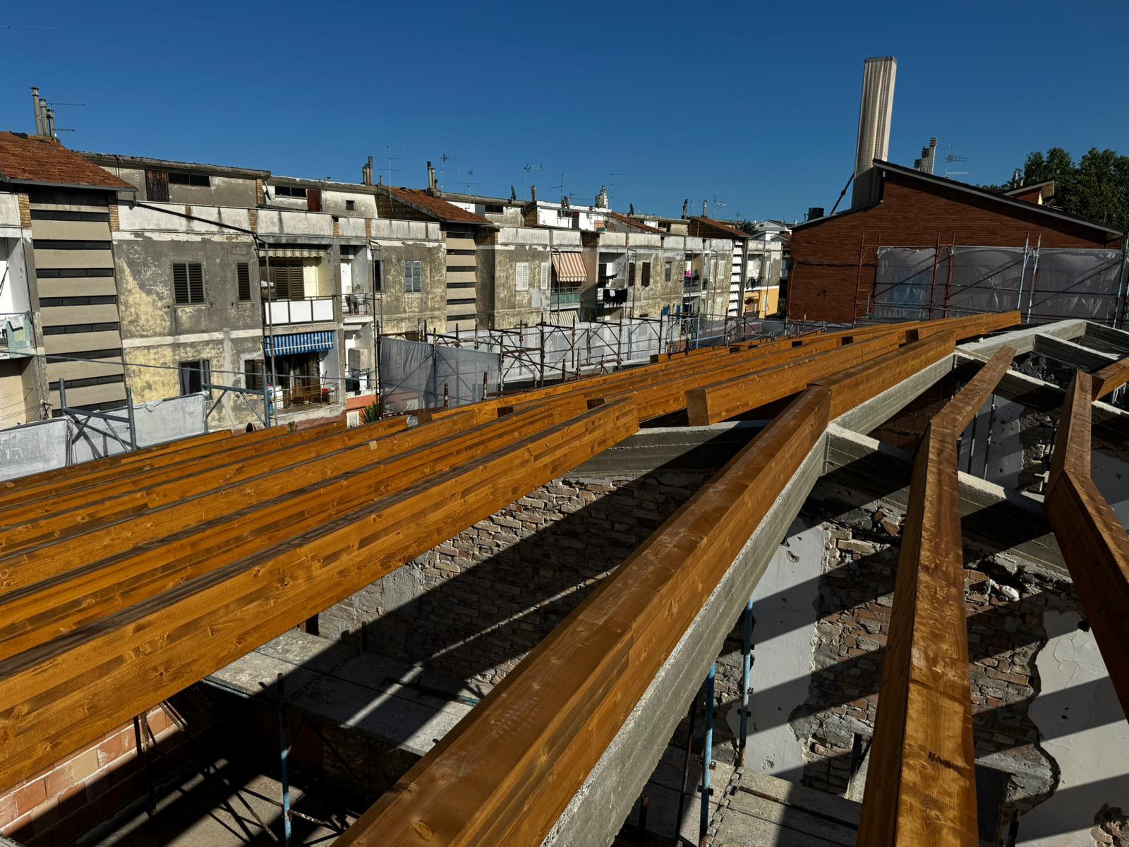 Realizzazione di una nuova copertura di una villa in via Tirino