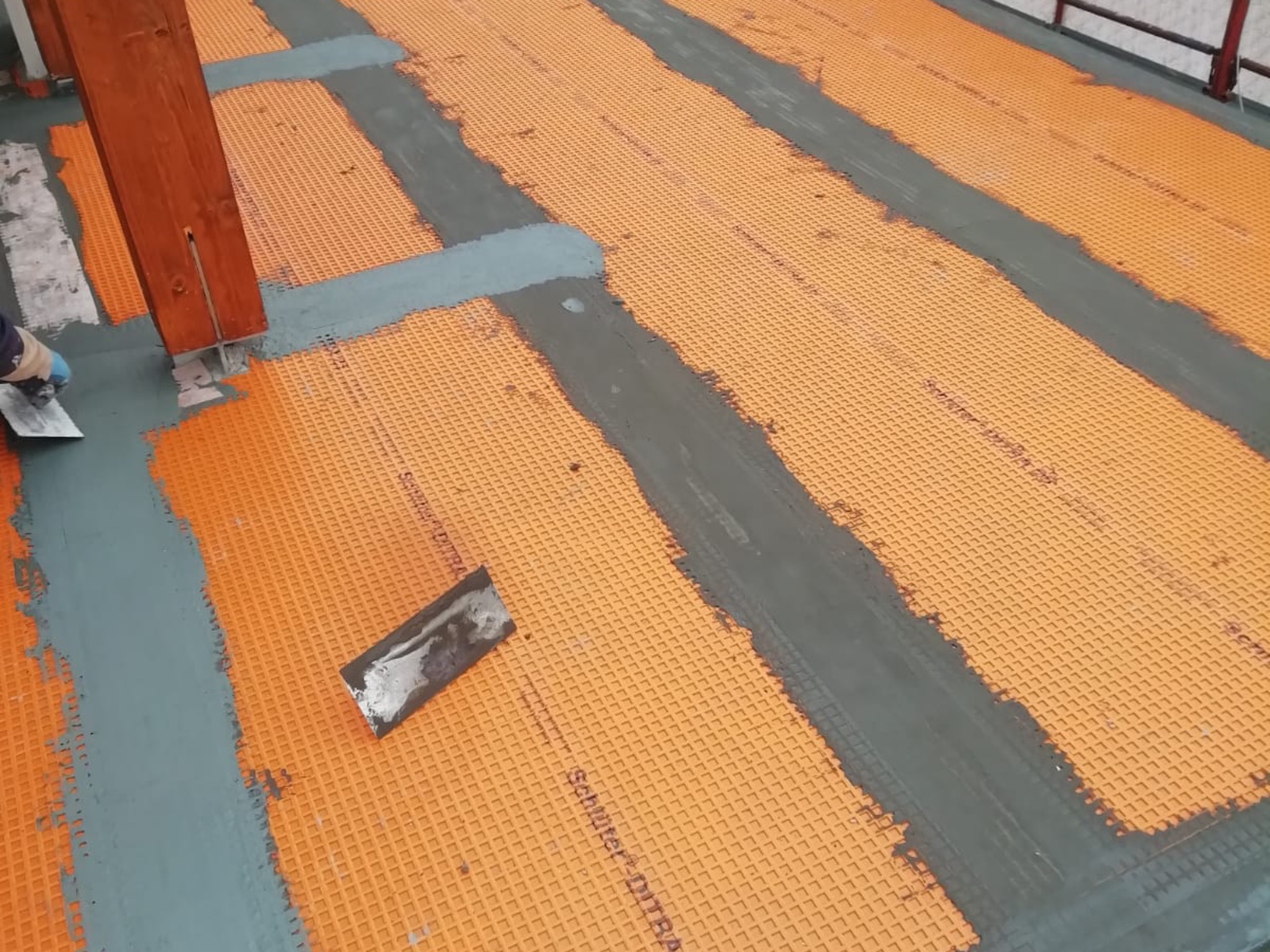 Ristrutturazione con adeguamento sismico ed energetico e sopraelevazione di un condominio in via Reno