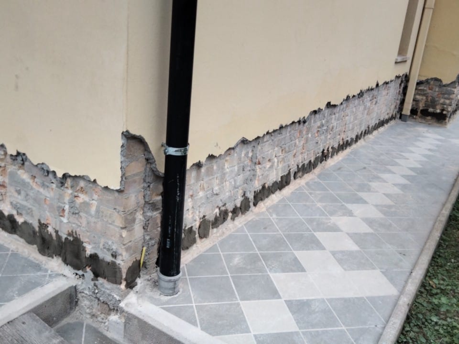 Ristrutturazione con adeguamento sismico ed energetico di una palazzina in via di Sotto