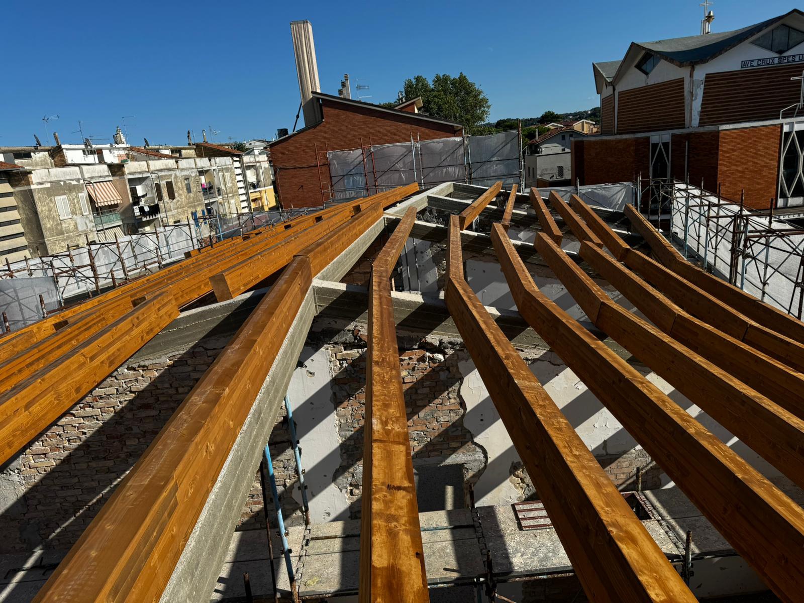 Realizzazione di una nuova copertura di una villa in via Tirino