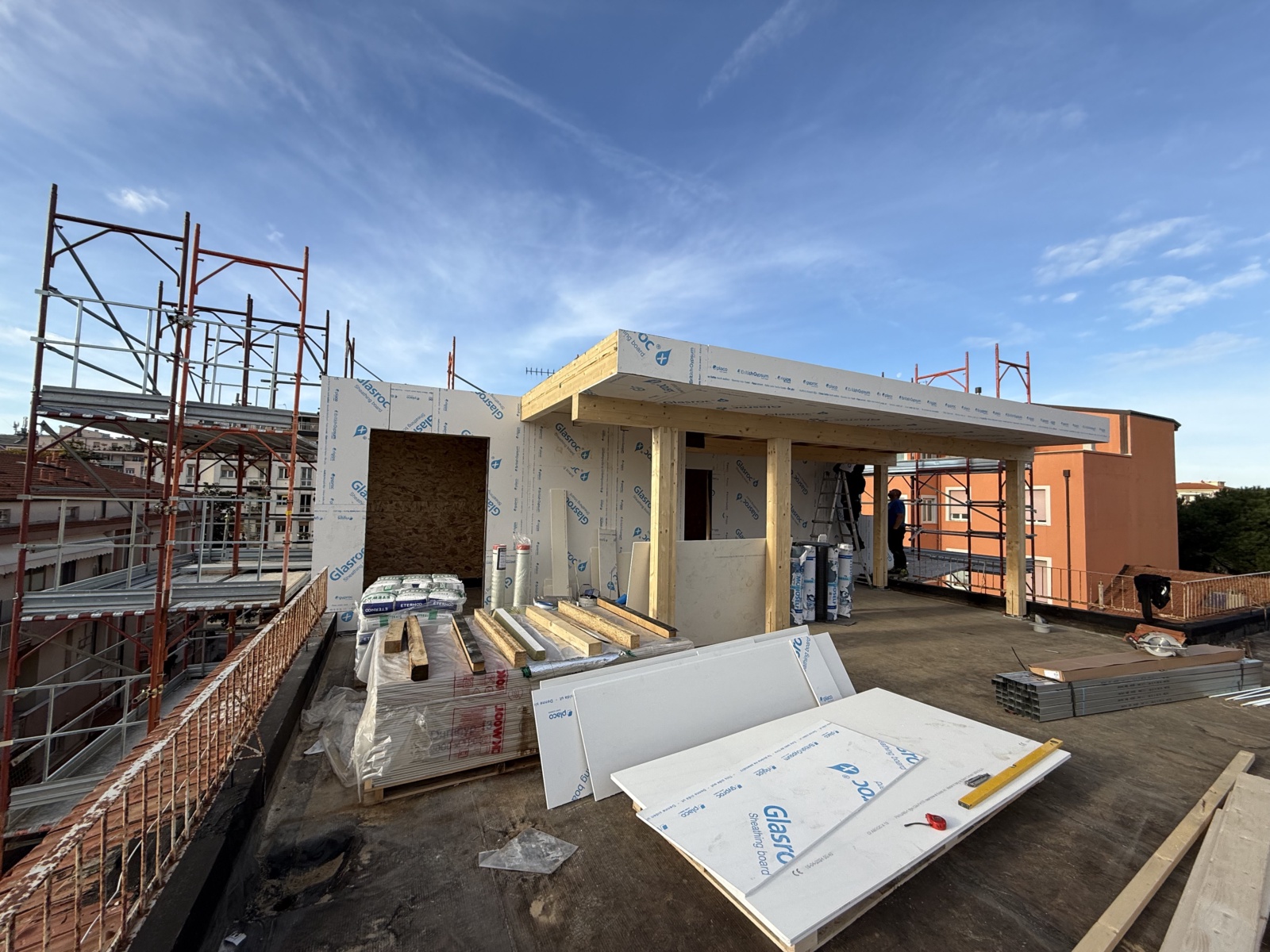 Sopraelevazione in legno di un condominio in via Martiri Angolani