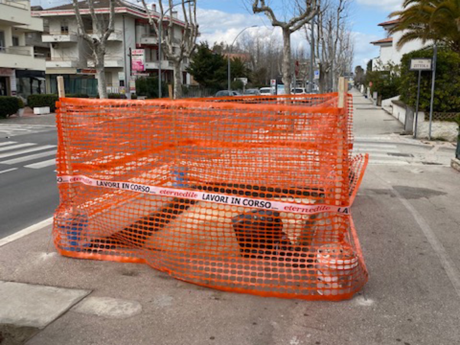 Realizzazione di una nuova edicola in legno in viale Alcione