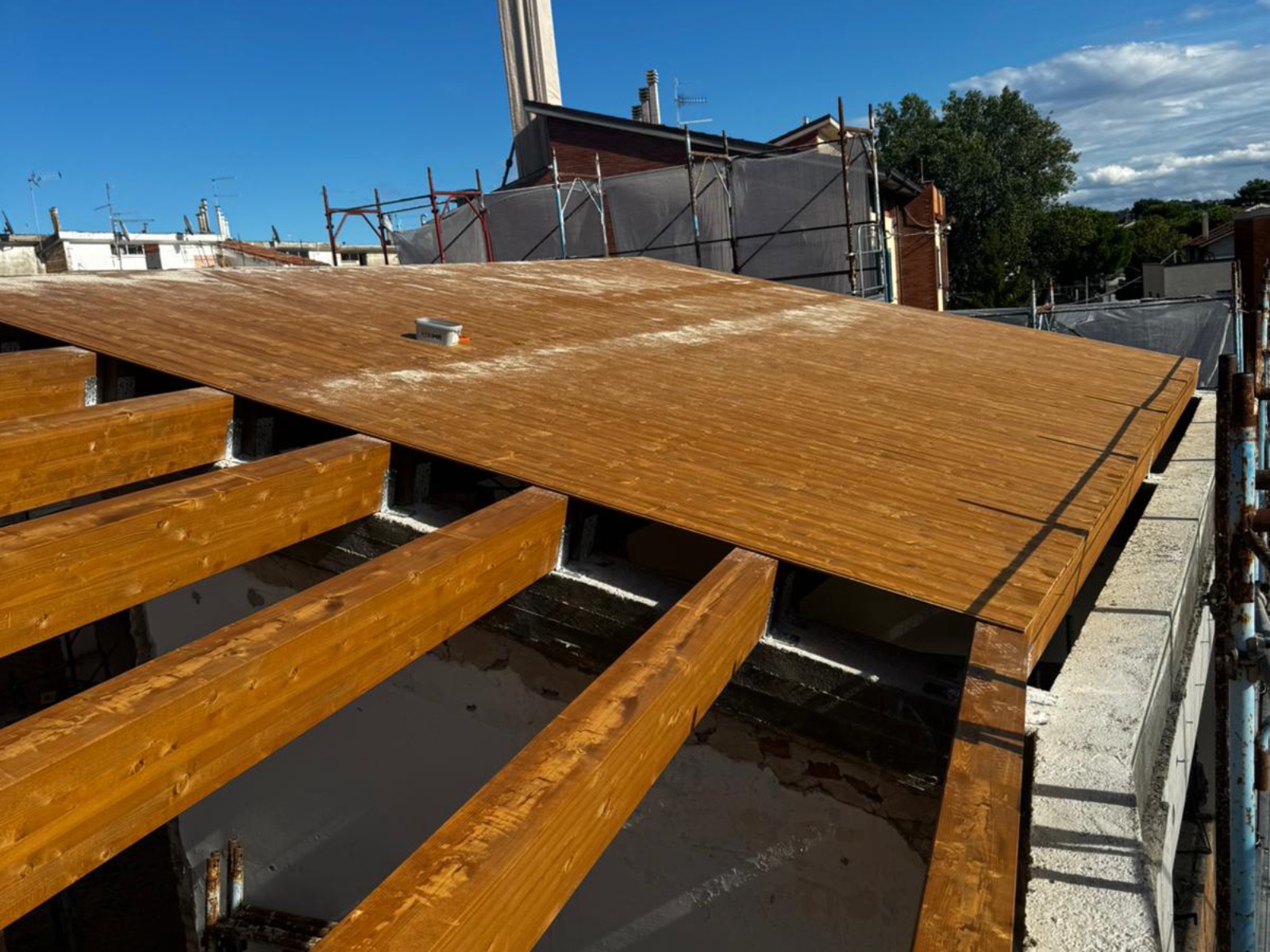 Realizzazione di una nuova copertura di una villa in via Tirino
