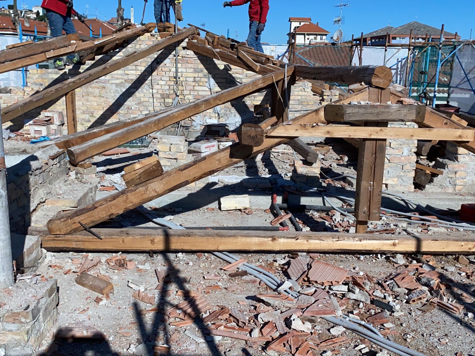Ristrutturazione con adeguamento energetico e sismico di un piccolo condominio in via Barbella