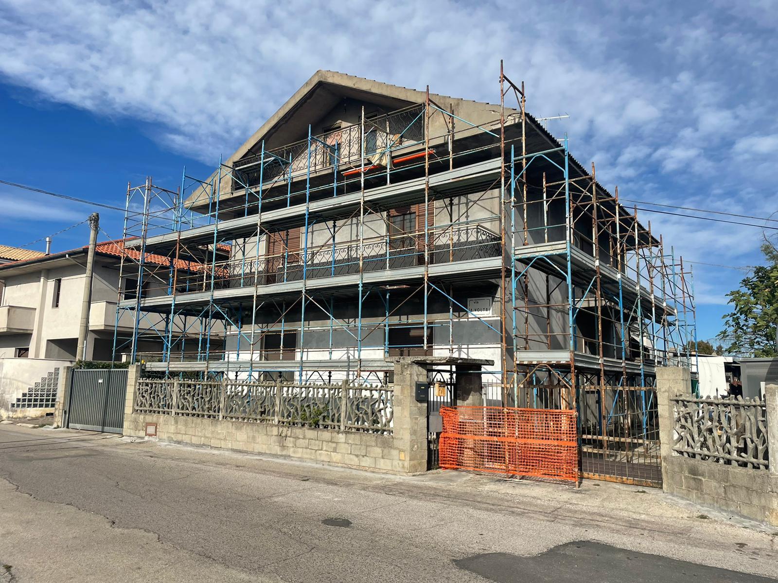 Ristrutturazione con adeguamento energetico di una villa in via Aldo Moro