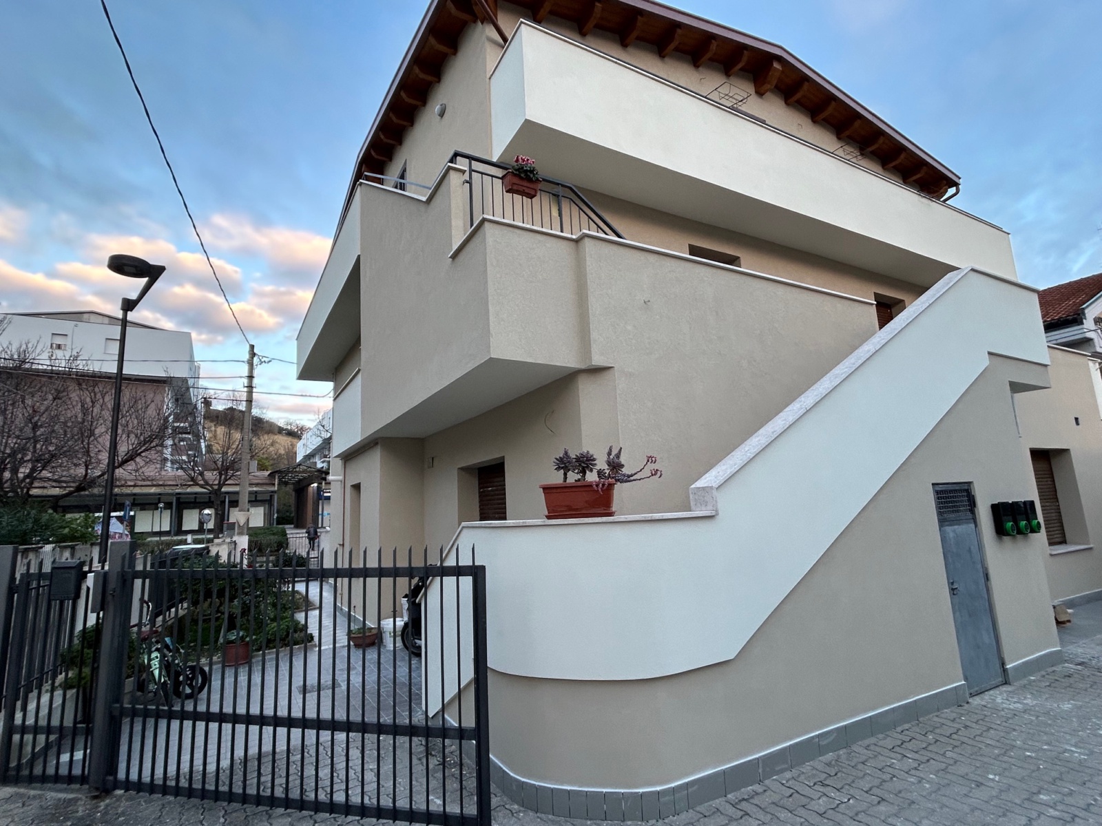 Ristrutturazione con adeguamento sismico ed energetico di una palazzina in via di Sotto