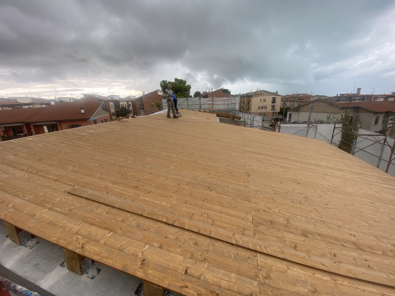 Realizzazione di una nuova copertura di una villa in via Tirino