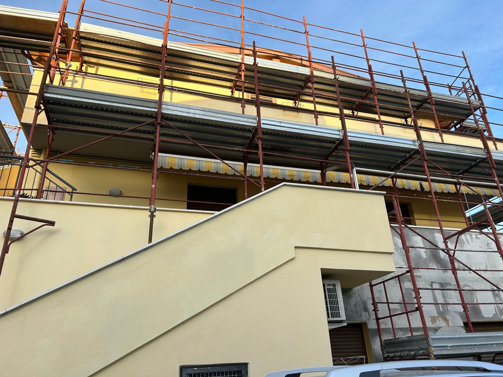 Ristrutturazione con adeguamento sismico ed energetico di una palazzina in via di Sotto