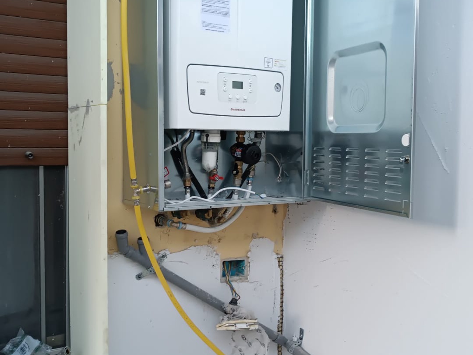 Ristrutturazione con adeguamento sismico ed energetico di una palazzina in via di Sotto