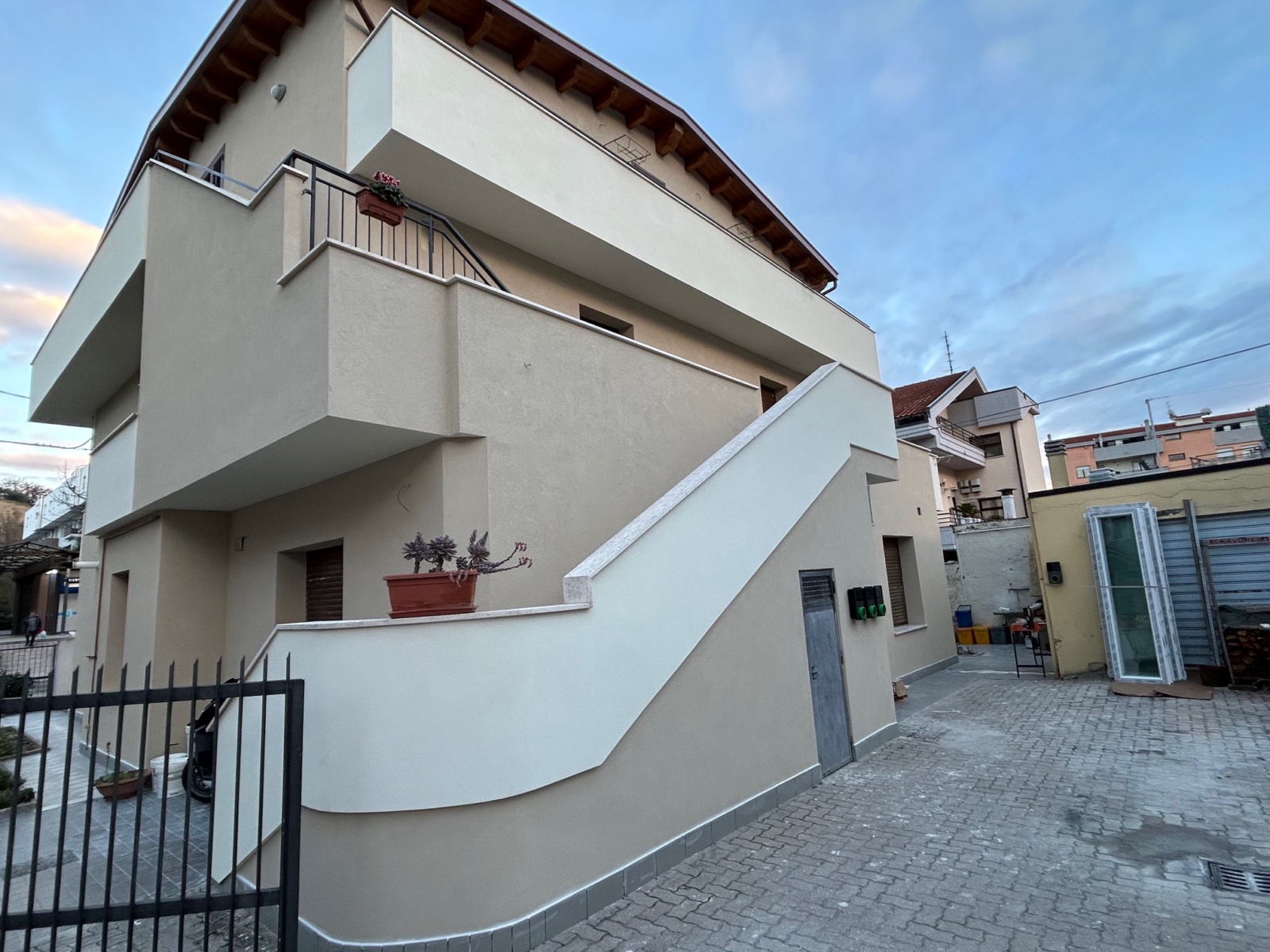 Ristrutturazione con adeguamento sismico ed energetico di una palazzina in via di Sotto