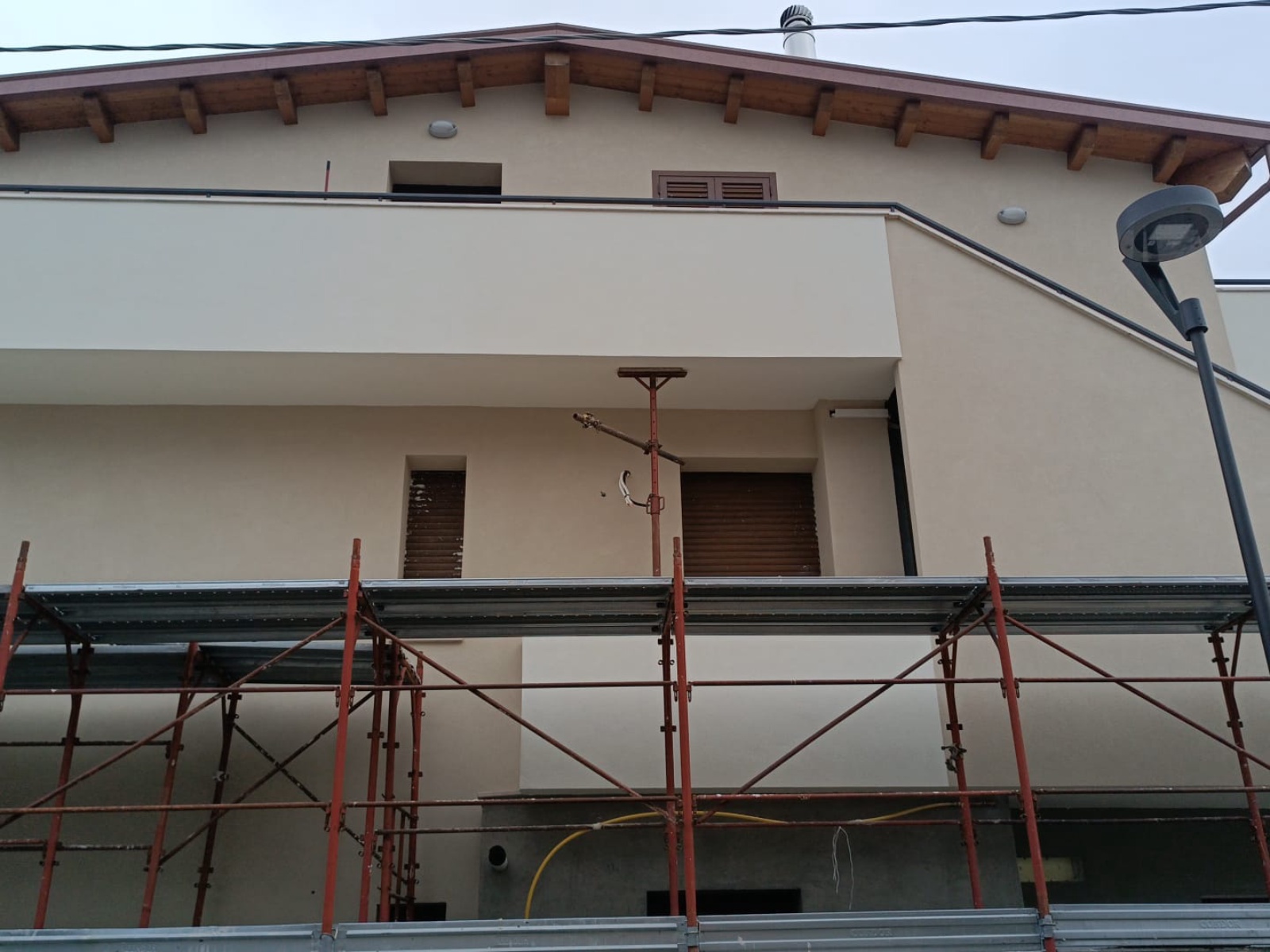 Ristrutturazione con adeguamento sismico ed energetico di una palazzina in via di Sotto
