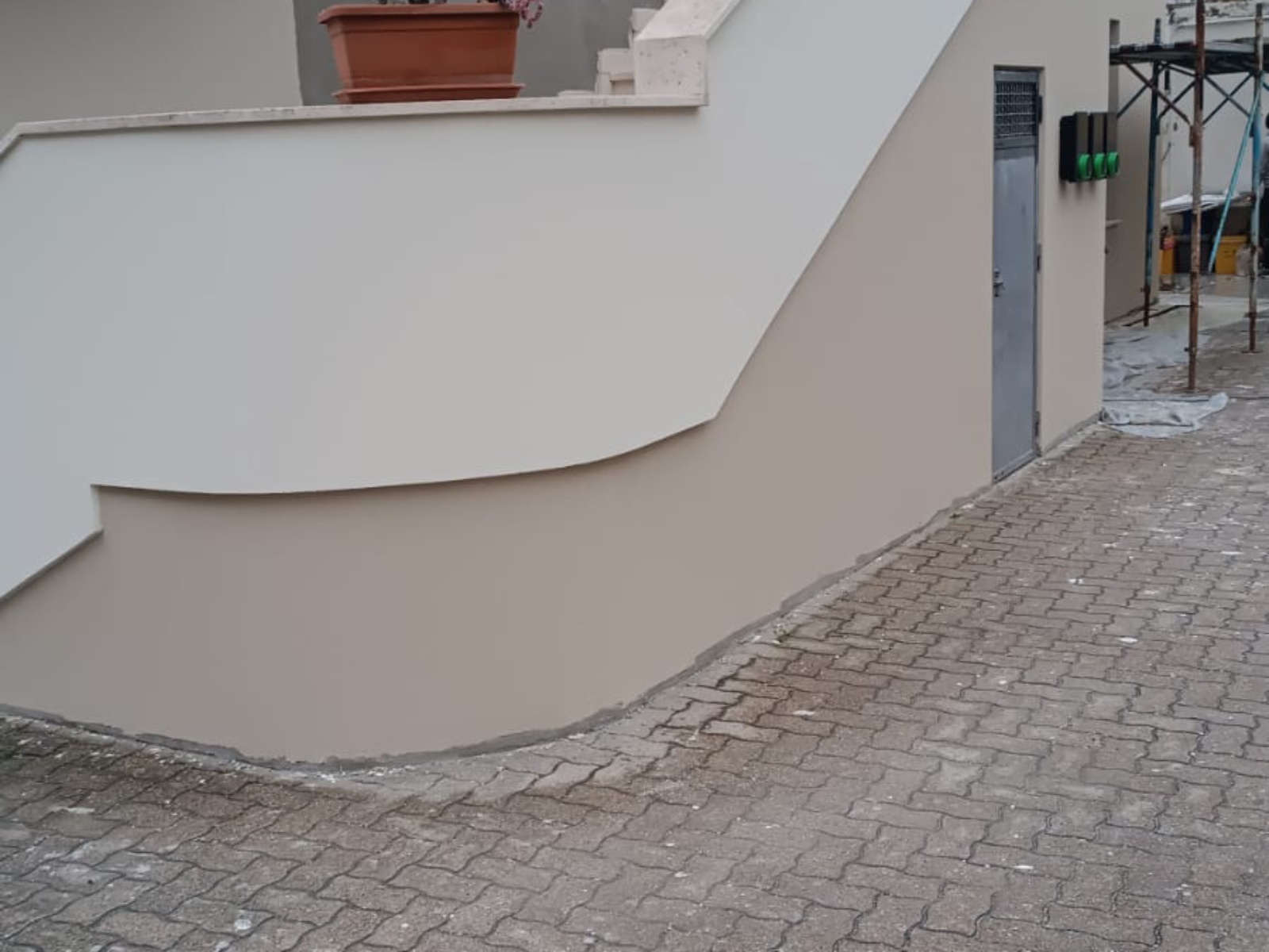 Ristrutturazione con adeguamento sismico ed energetico di una palazzina in via di Sotto