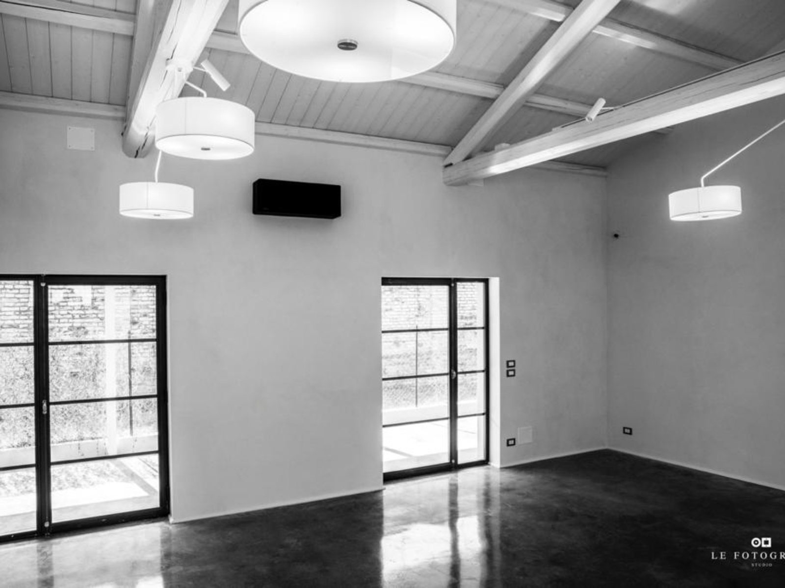 Trasformazione di un vecchio magazzino in un moderno ufficio-showroom
