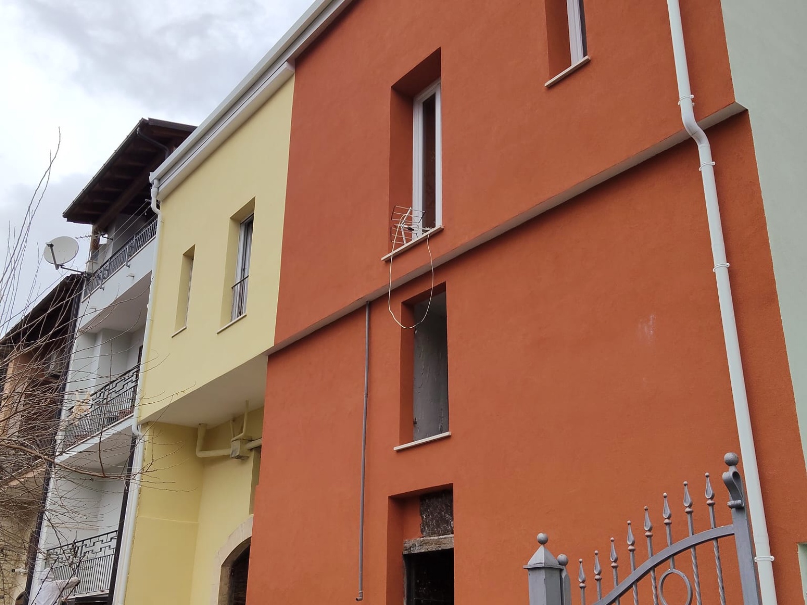 Ristrutturazione con adeguamento sismico ed energetico di un condominio in via Mazzini