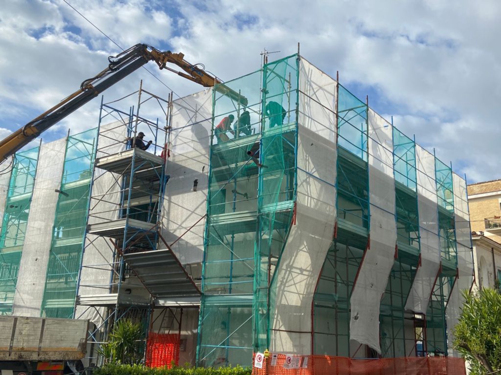 Ristrutturazione con adeguamento energetico e sismico di un piccolo condominio in via Barbella