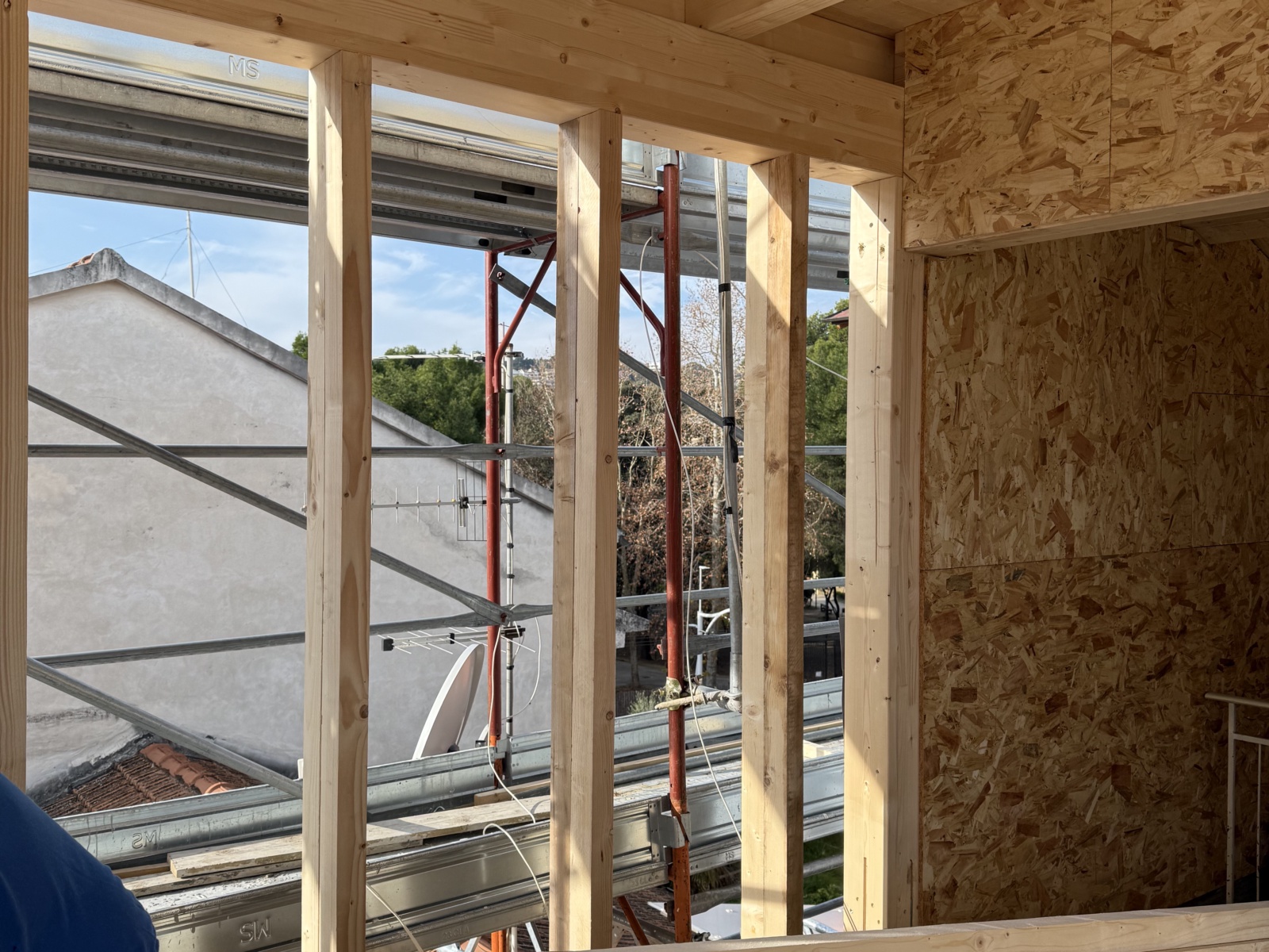 Sopraelevazione in legno di un condominio in via Martiri Angolani