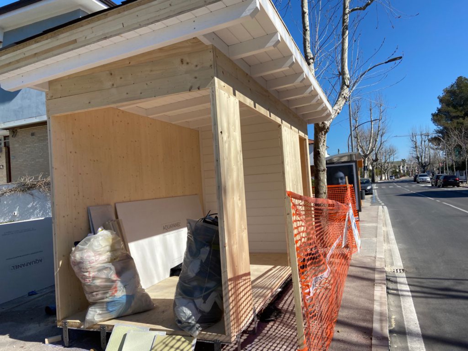 Realizzazione di una nuova edicola in legno in viale Alcione