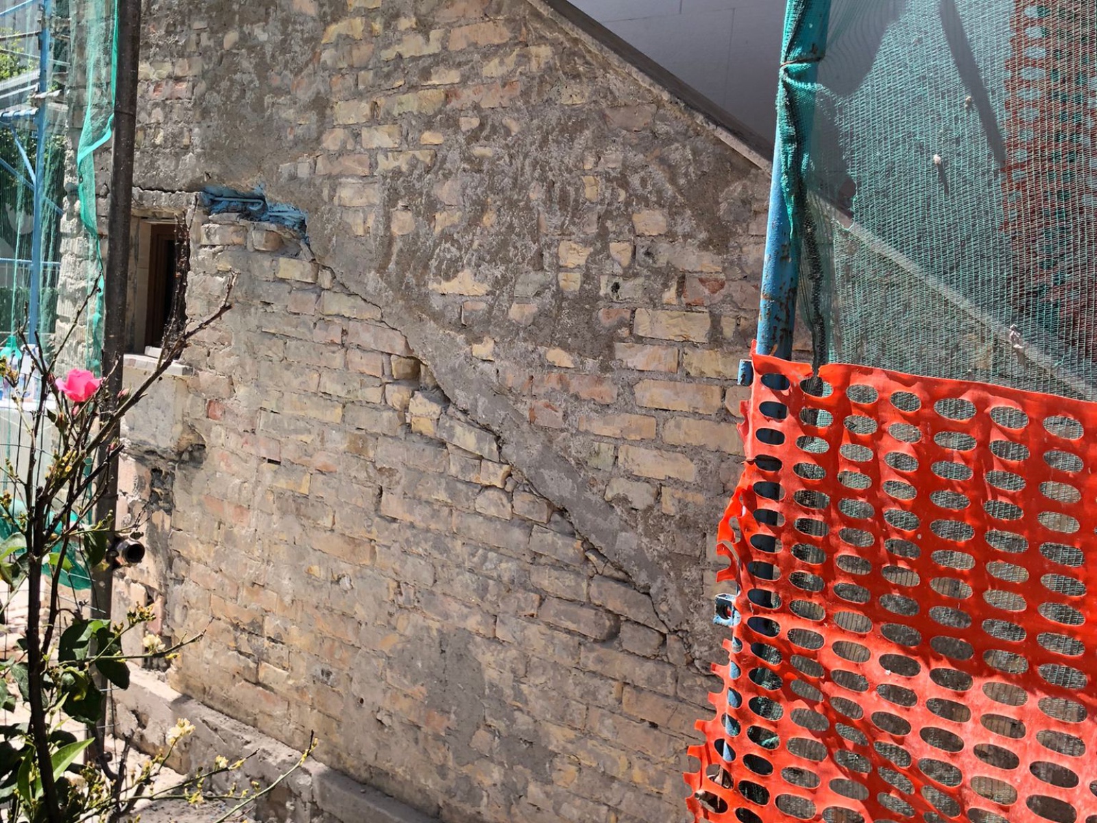 Ristrutturazione con adeguamento energetico e sismico di un piccolo condominio in via Barbella