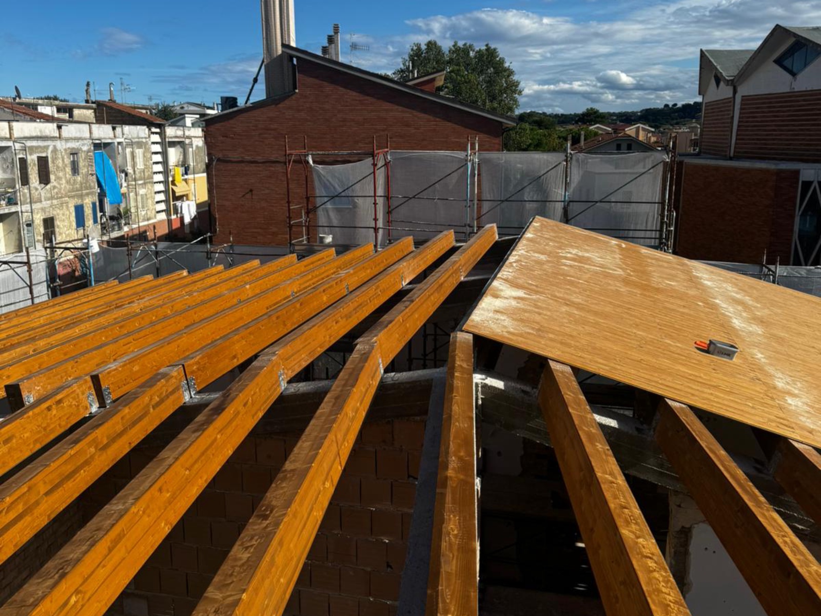 Realizzazione di una nuova copertura di una villa in via Tirino