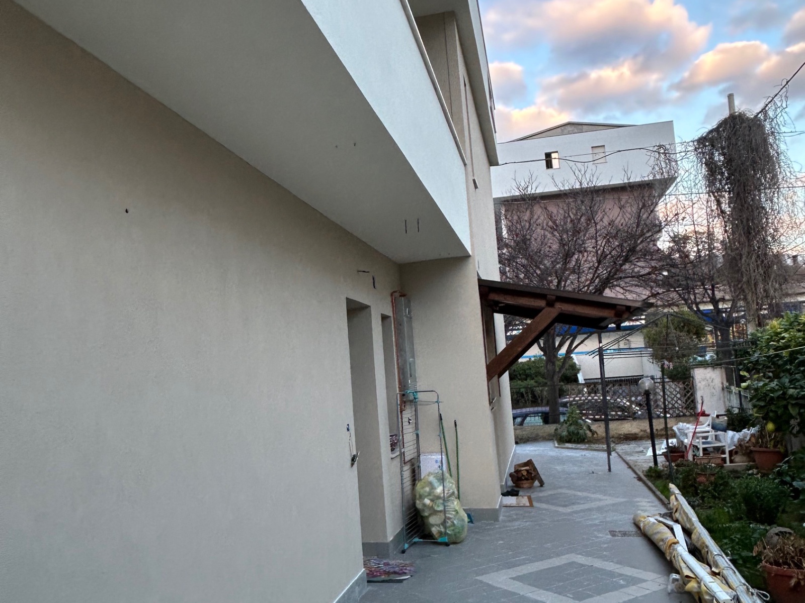 Ristrutturazione con adeguamento sismico ed energetico di una palazzina in via di Sotto