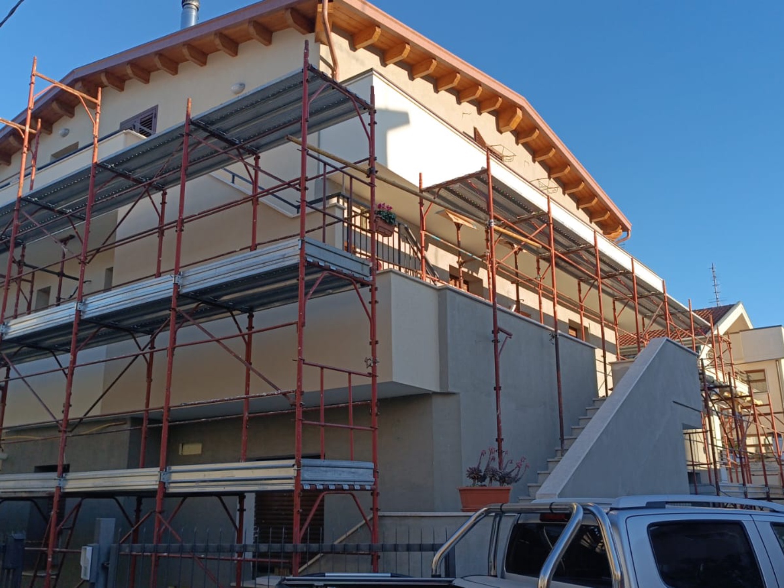 Ristrutturazione con adeguamento sismico ed energetico di una palazzina in via di Sotto