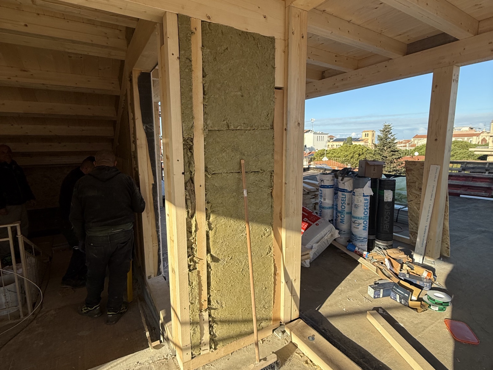Sopraelevazione in legno di un condominio in via Martiri Angolani