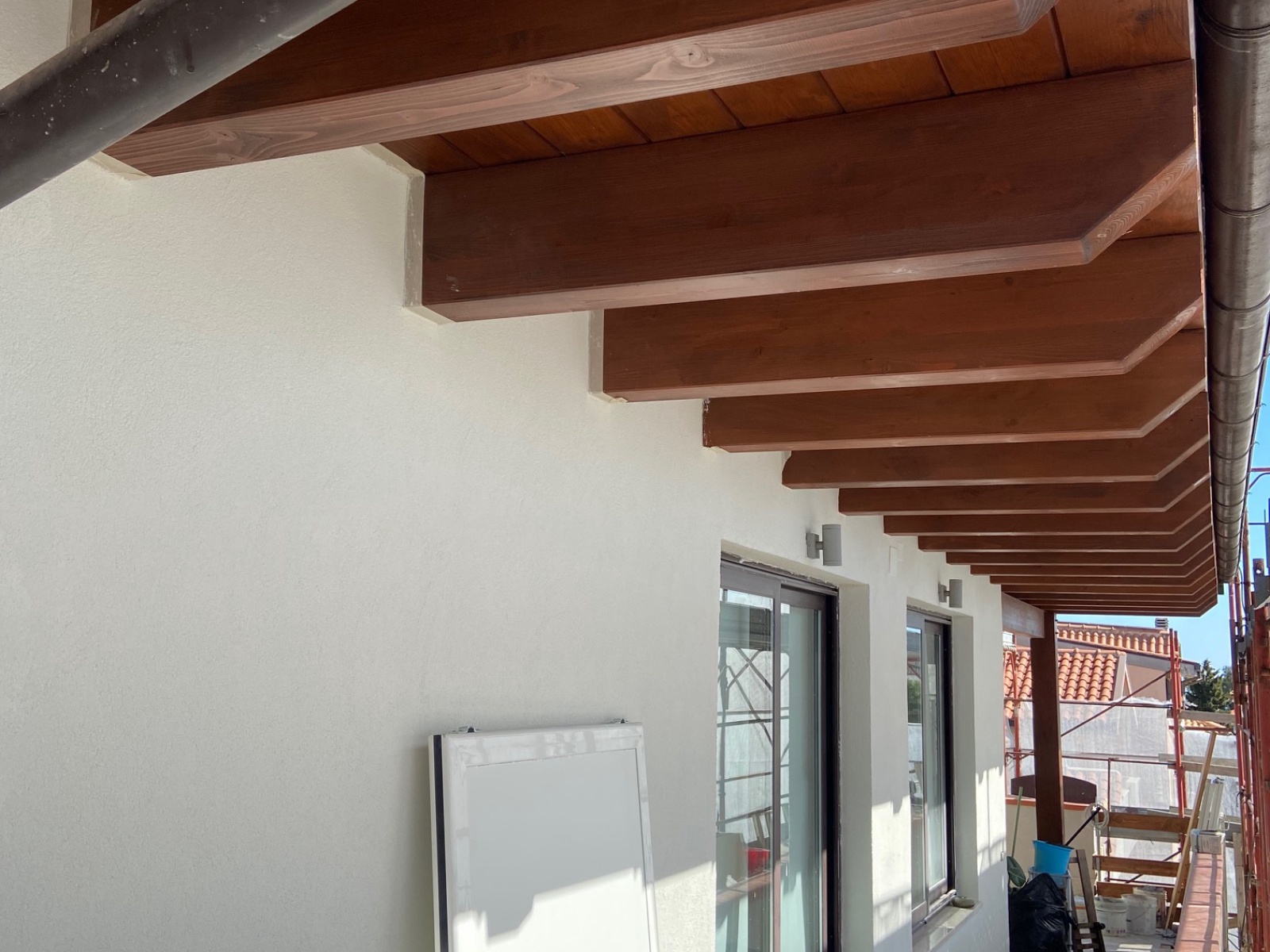 Ristrutturazione con adeguamento sismico ed energetico e sopraelevazione di un condominio in via Reno