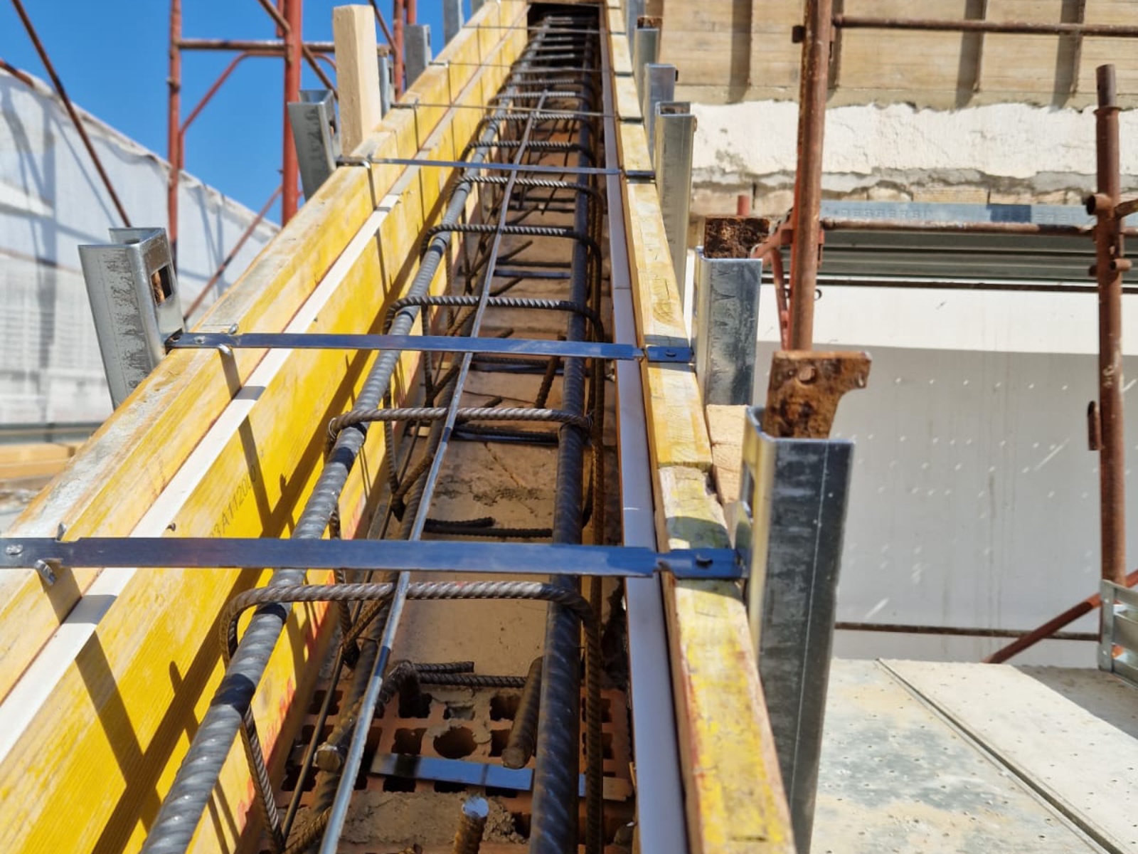 Ristrutturazione con adeguamento energetico e sismico di un condominio in via Tirino