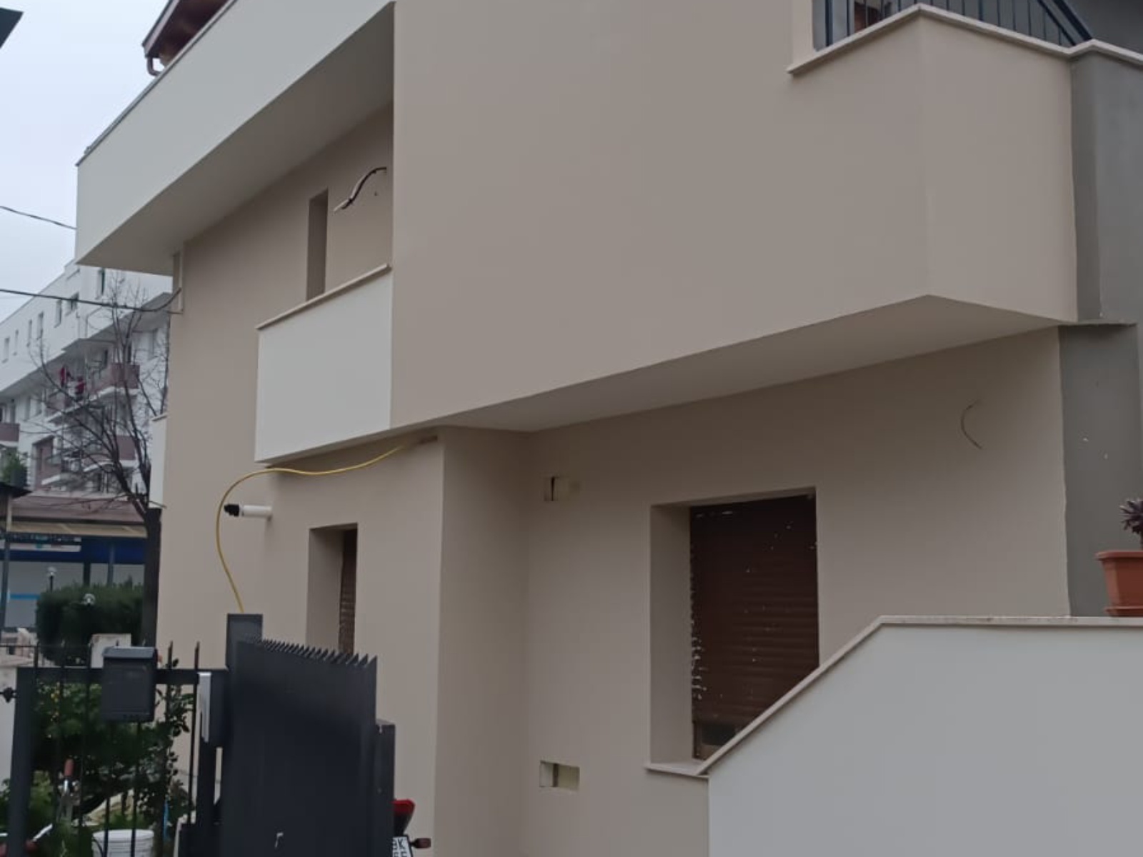 Ristrutturazione con adeguamento sismico ed energetico di una palazzina in via di Sotto