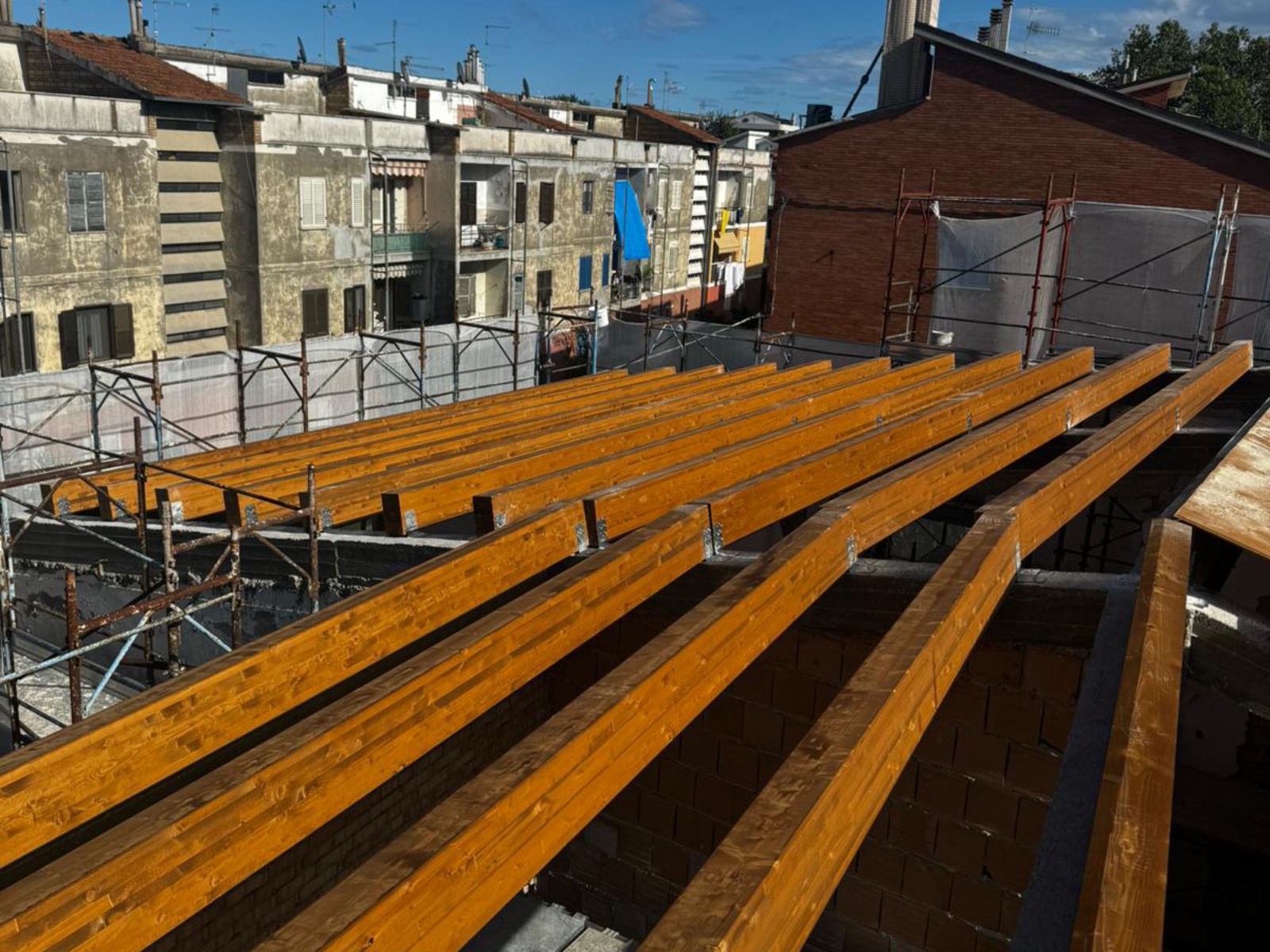 Realizzazione di una nuova copertura di una villa in via Tirino