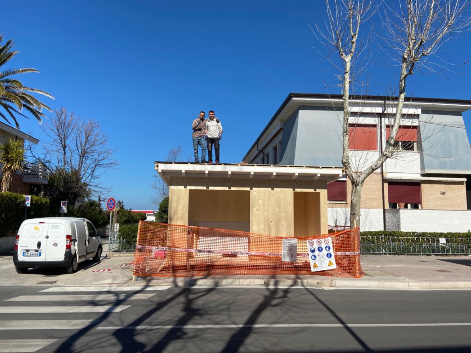 Realizzazione di una nuova edicola in legno in viale Alcione