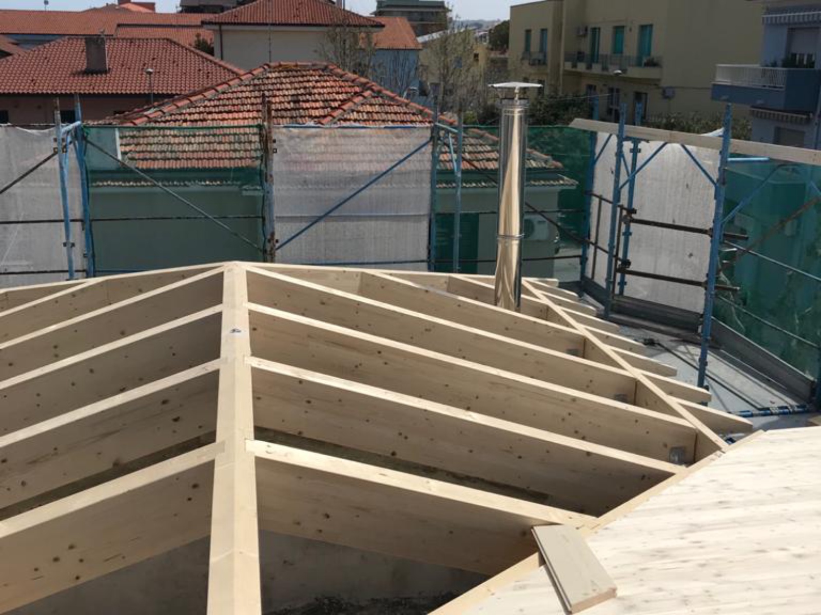 Ristrutturazione con adeguamento energetico e sismico di un piccolo condominio in via Barbella