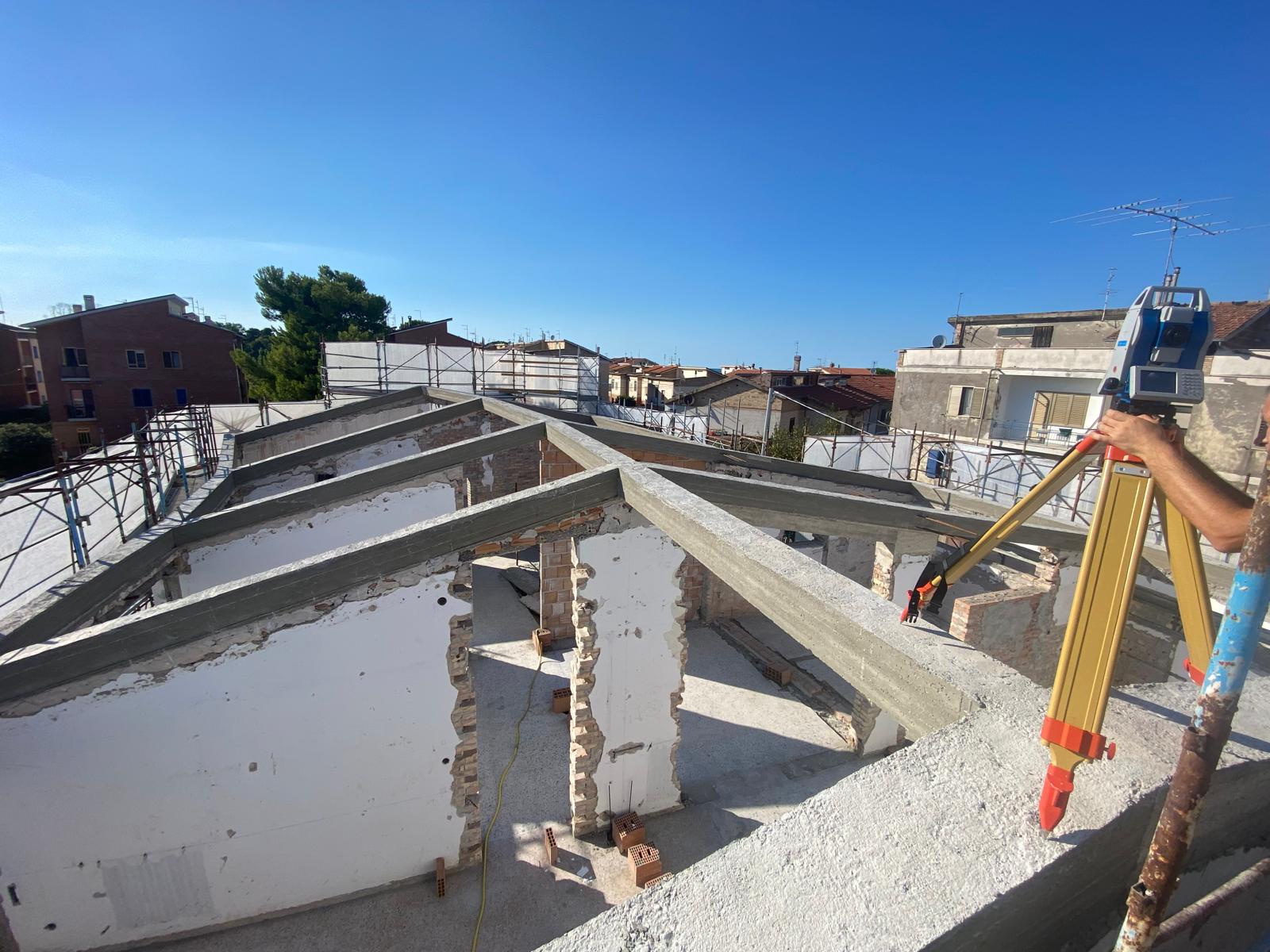 Realizzazione di una nuova copertura di una villa in via Tirino
