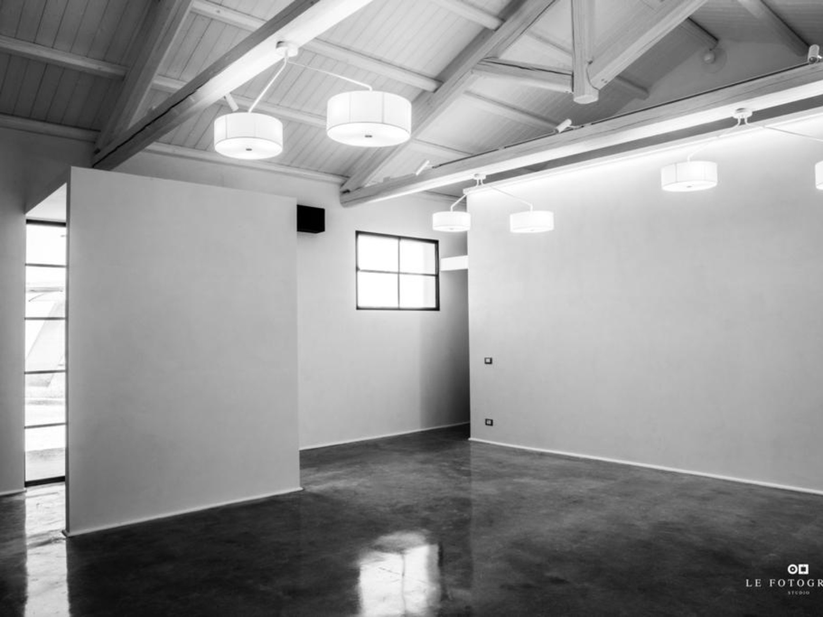 Trasformazione di un vecchio magazzino in un moderno ufficio-showroom