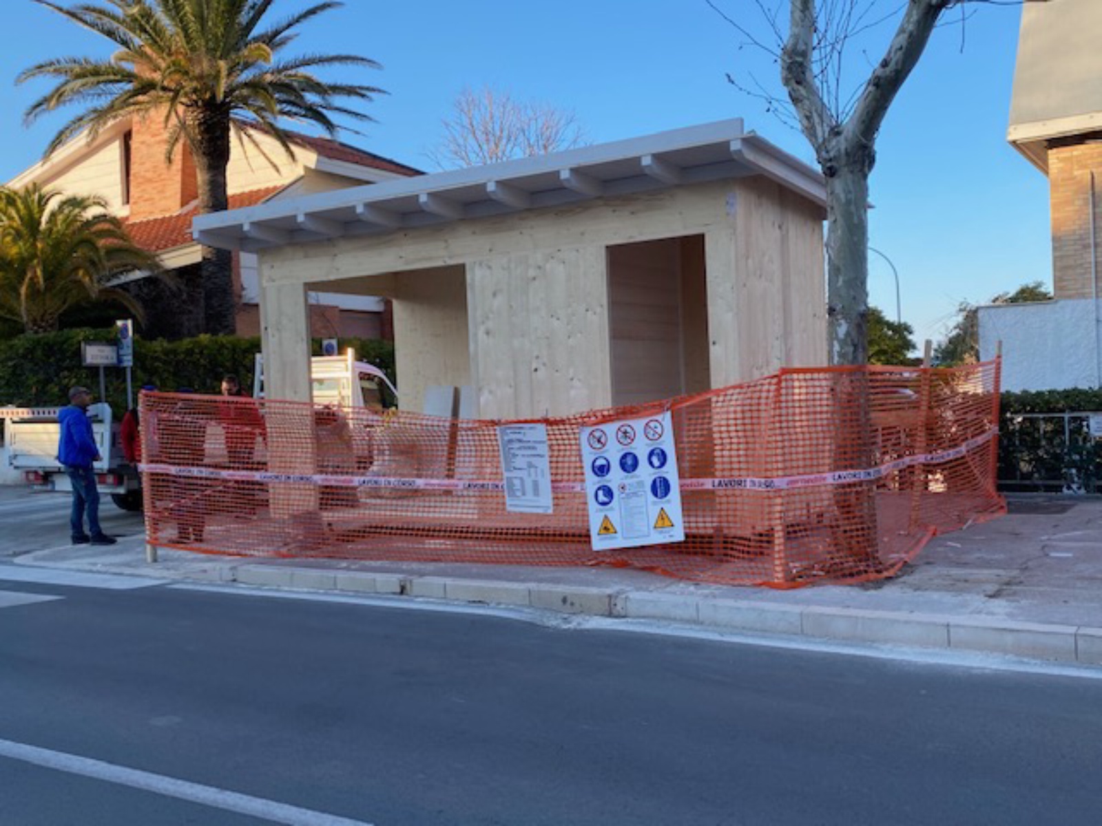 Realizzazione di una nuova edicola in legno in viale Alcione
