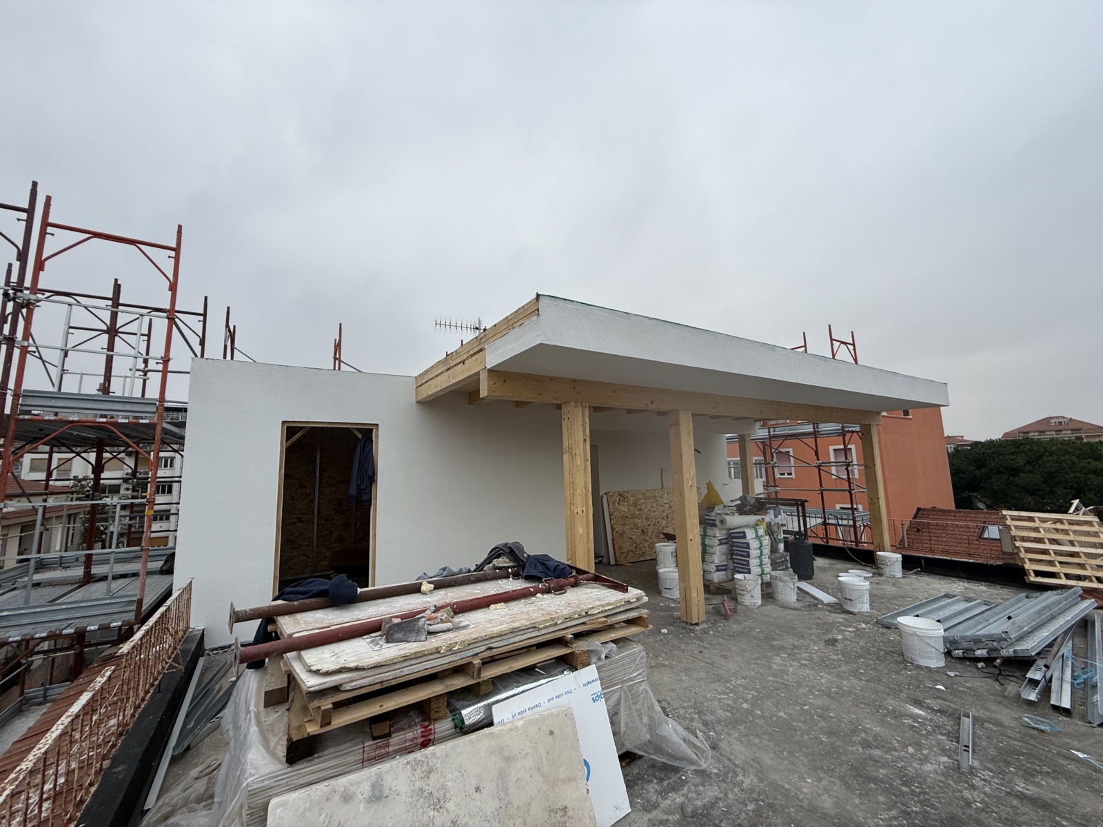 Sopraelevazione in legno di un condominio in via Martiri Angolani
