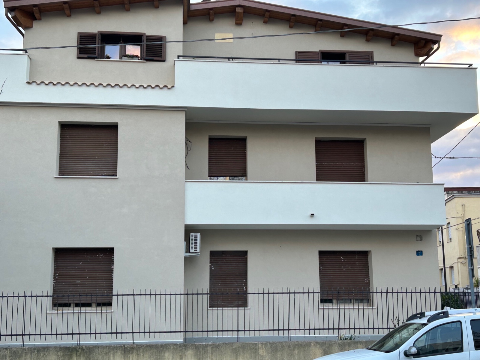 Ristrutturazione con adeguamento sismico ed energetico di una palazzina in via di Sotto