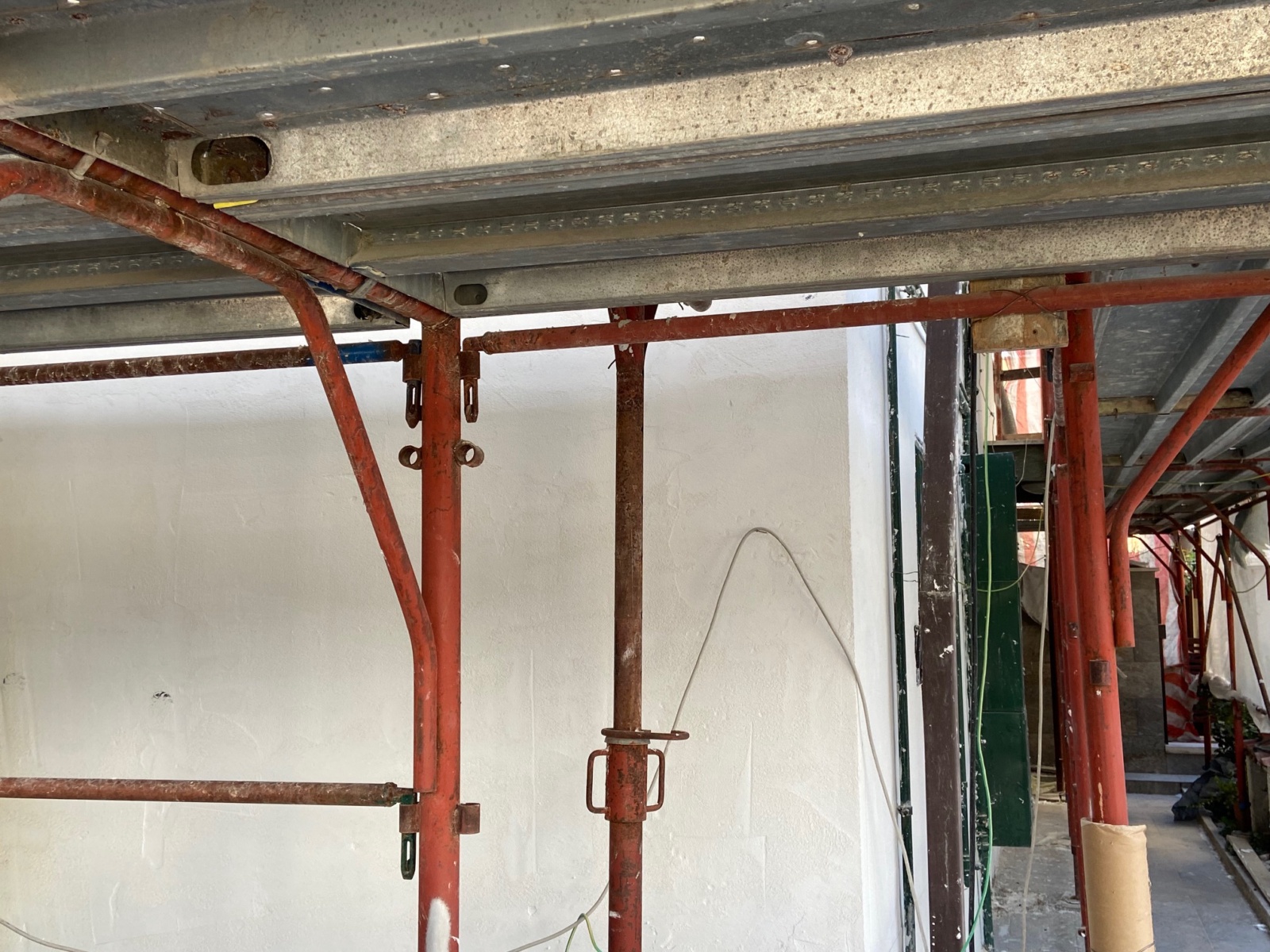 Ristrutturazione con adeguamento sismico ed energetico e sopraelevazione di un condominio in via Reno