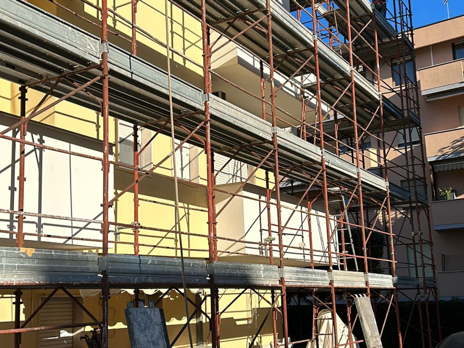 Ristrutturazione con adeguamento sismico di un condominio in via Tirino
