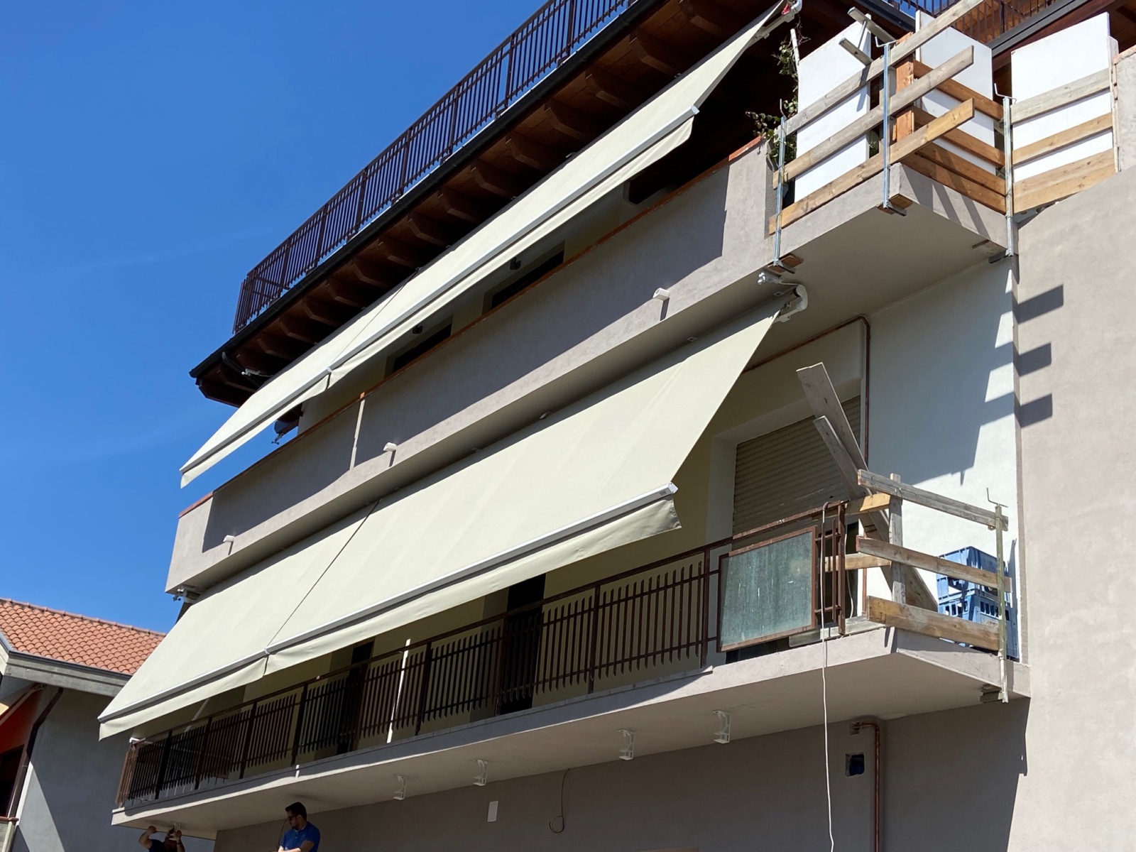 Ristrutturazione con adeguamento sismico ed energetico e sopraelevazione di un condominio in via Reno