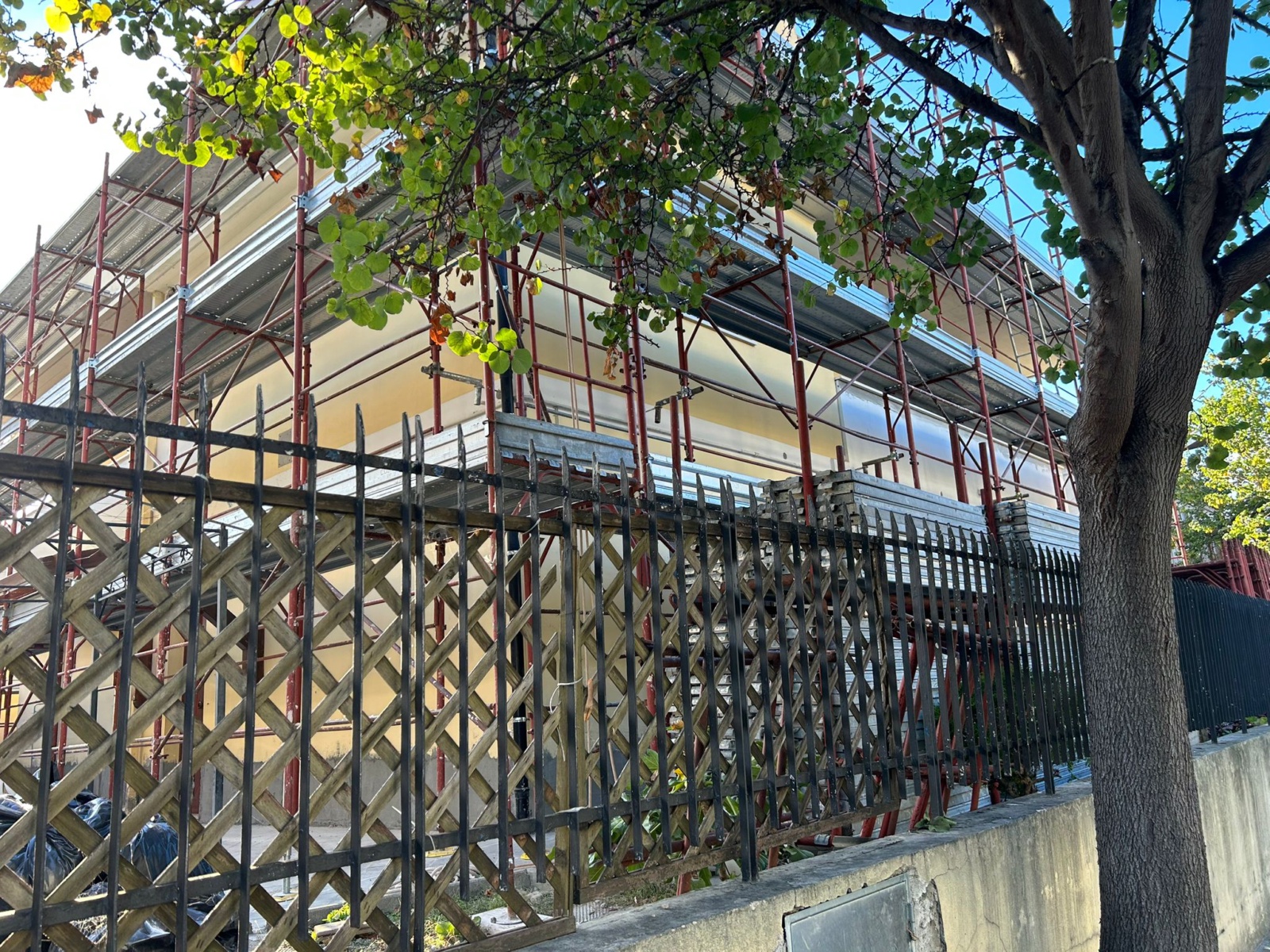 Ristrutturazione con adeguamento sismico ed energetico di una palazzina in via di Sotto