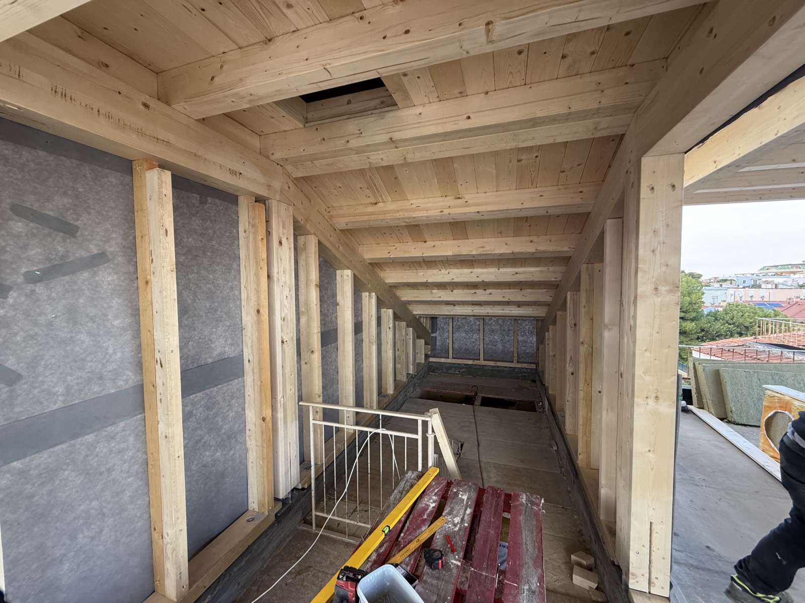 Sopraelevazione in legno di un condominio in via Martiri Angolani